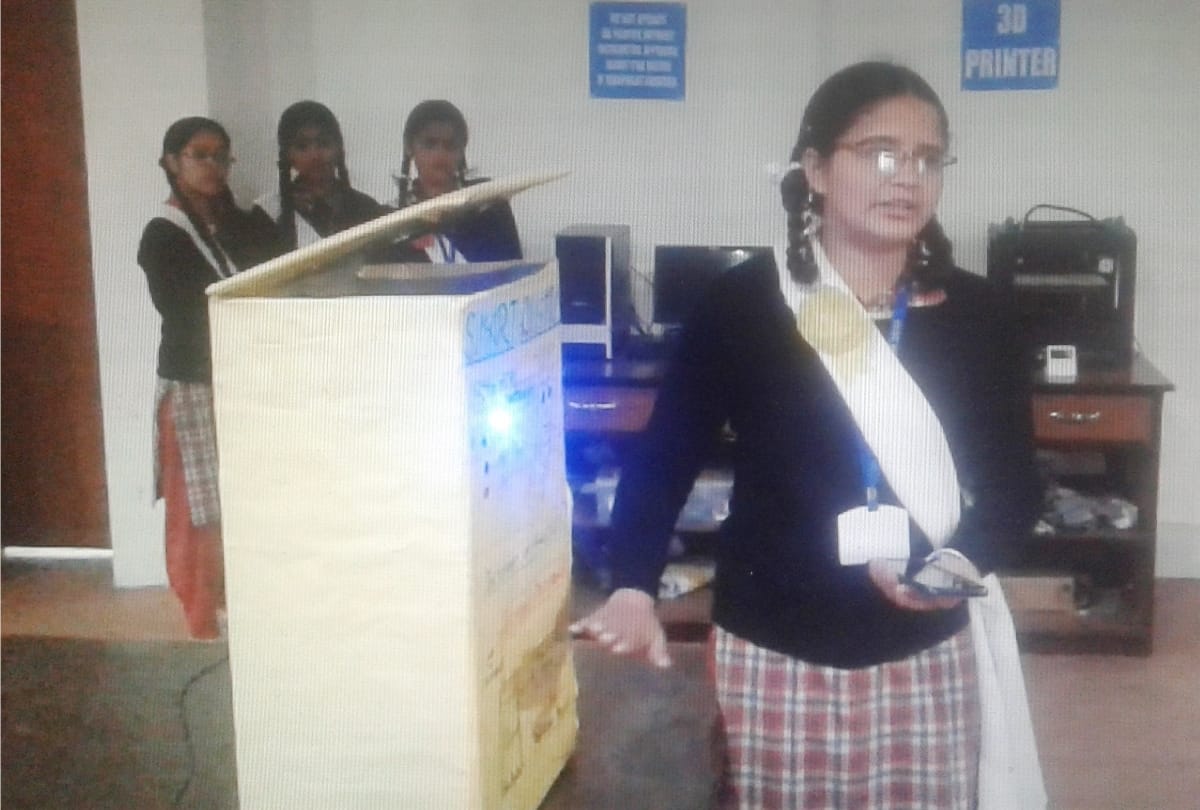 scientific innovation girl student made Electronic dustbin in mandi himachal pradesh