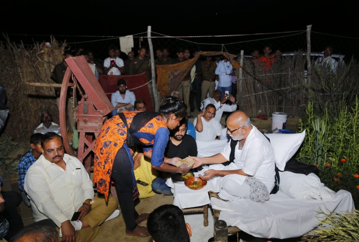 Saint Morari Bapu ate bread in Nishad's daughter's hand in Prayagraj