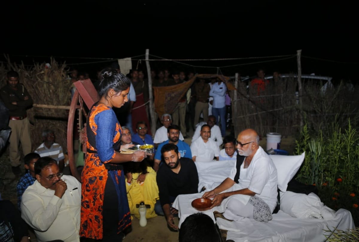 Saint Morari Bapu ate bread in Nishad's daughter's hand in Prayagraj