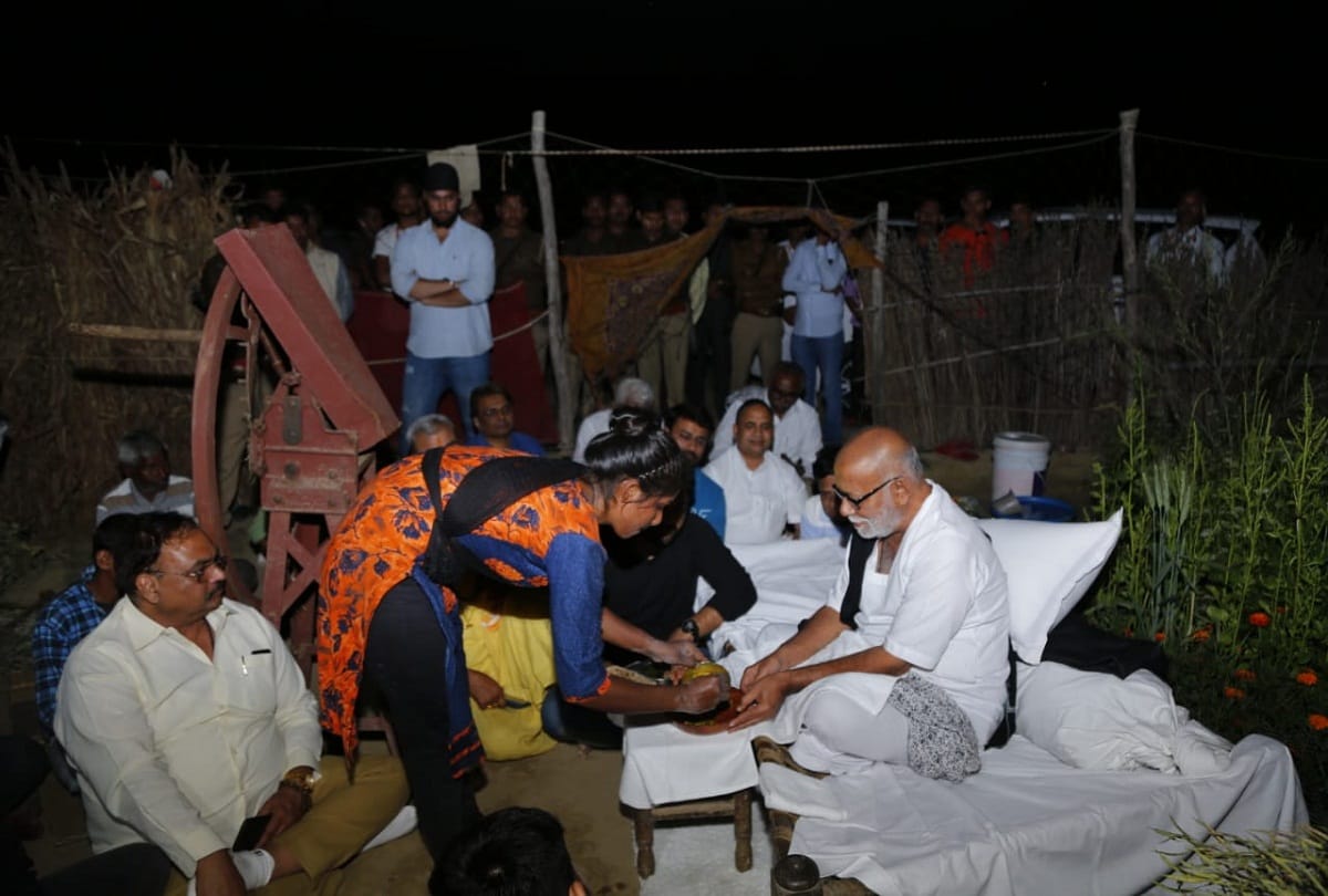 Saint Morari Bapu ate bread in Nishad's daughter's hand in Prayagraj