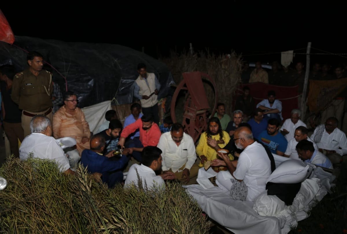 Saint Morari Bapu ate bread in Nishad's daughter's hand in Prayagraj