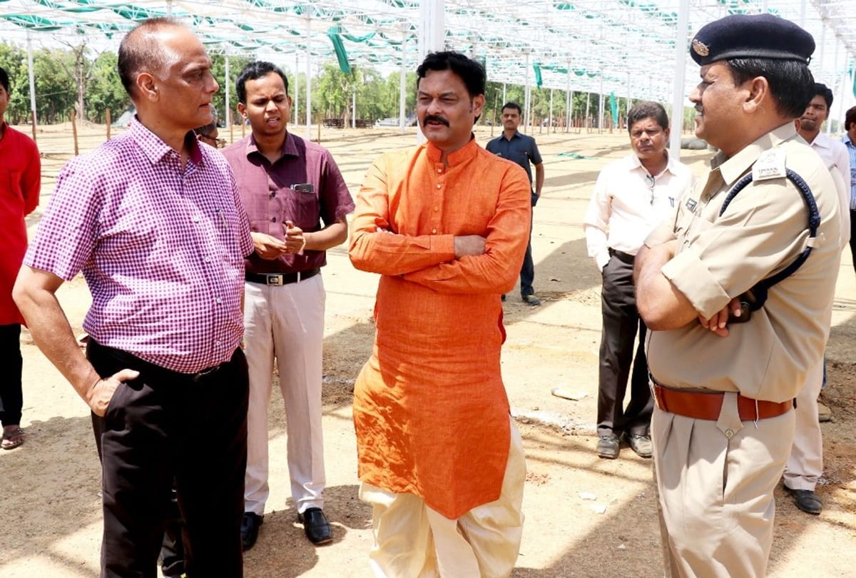 भाजपा विधायक संजय पाठक (बीच में)