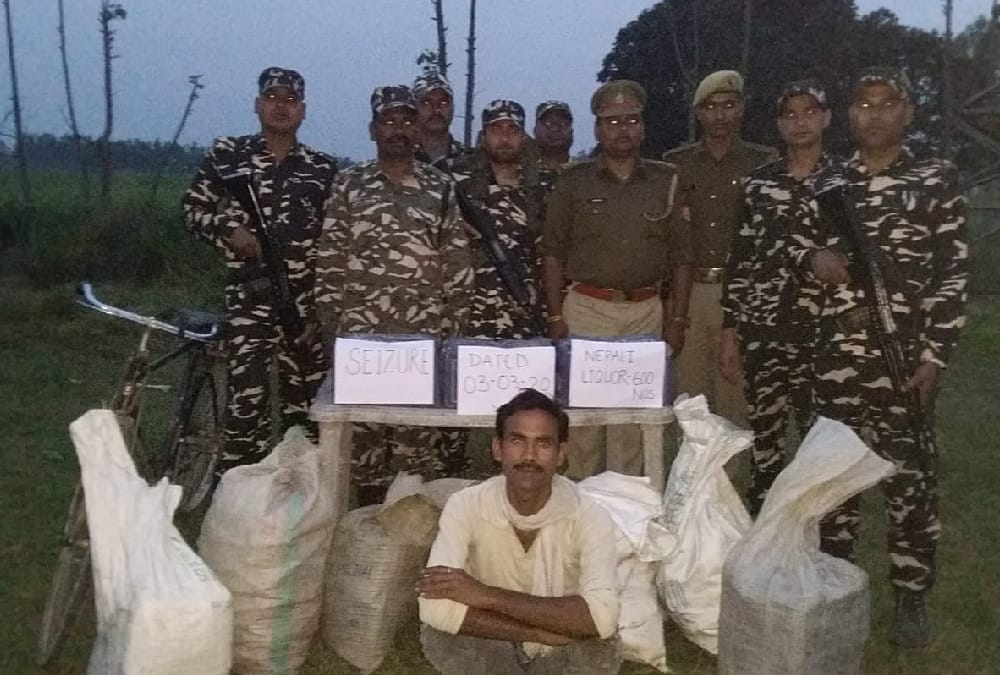SSB team arrested one for smuggling wine in Shravasti.