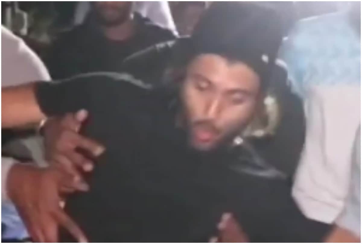 Arun Reddy actor Vijay Devarakonda embarrassing momentfall down video viral