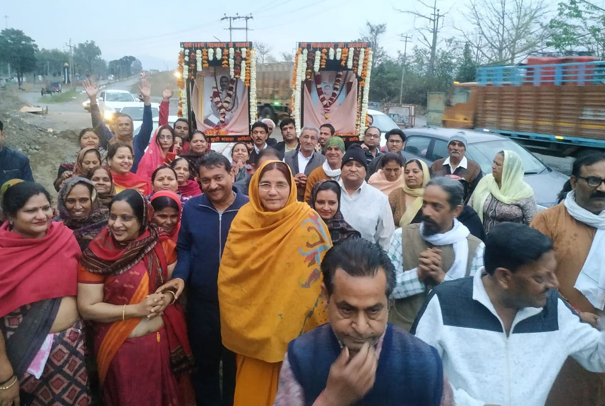 The saints were honored with satsang, gulal's tilak, rain of flowers and Holi of flowers