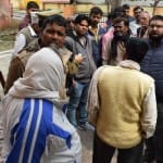 शिक्षिका की मौत के बाद पोस्टमार्टम गृह पर मौजूद परिवारीजन
