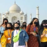 मास्क लगाकर ताजमहल में पहुंचे पर्यटक