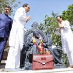 अजित पवार और उद्धव ठाकरे ने शिवाजी महाराज की प्रतिमा को नमन किया