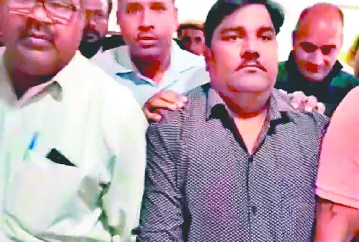 delhi violence Police claimed in charge sheet that Counselor Tahir Hussain had 100 cartridges see photos