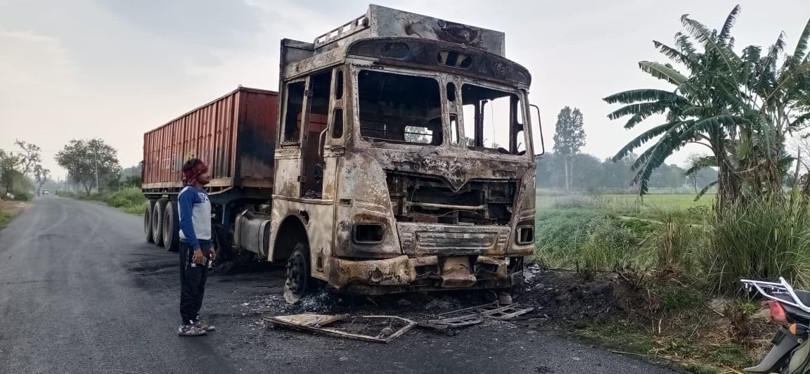 fire on moving truck in auraiya