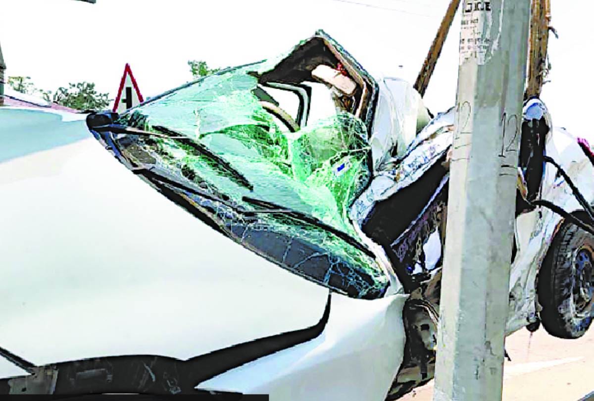 truck hits car, inspector saved in lucknow