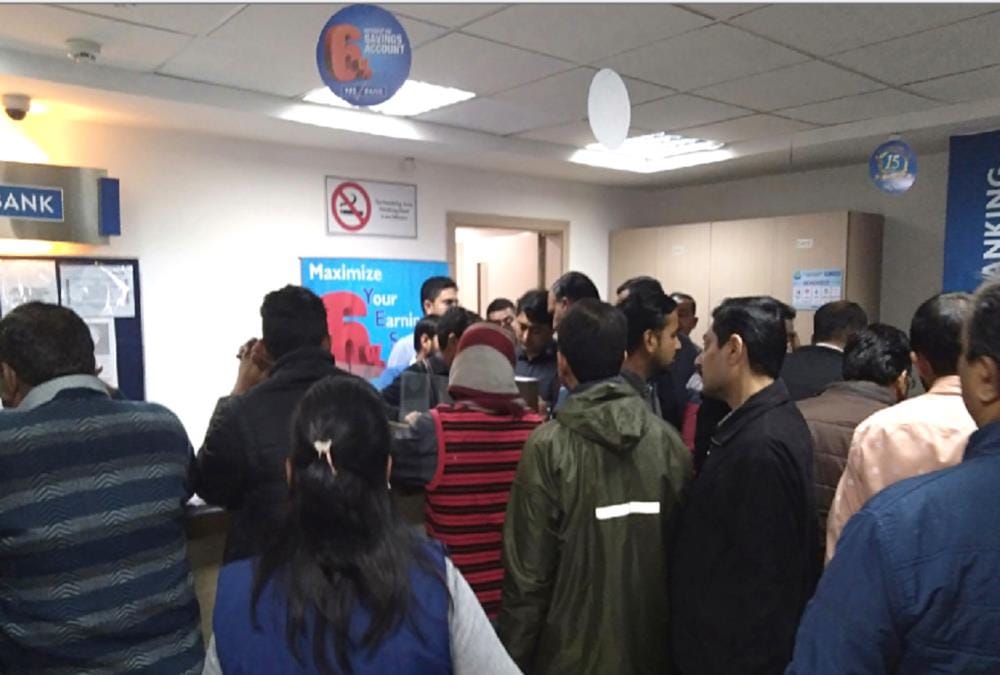 Yes bank crisis: Customers Huge Crowd in bank for Money in haridwar