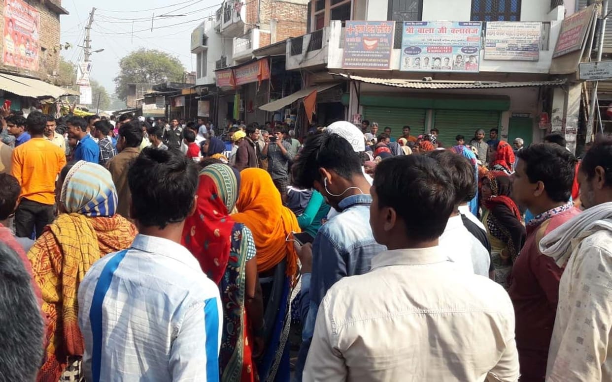 puting the dead body of student villagers did the jaam on the road
