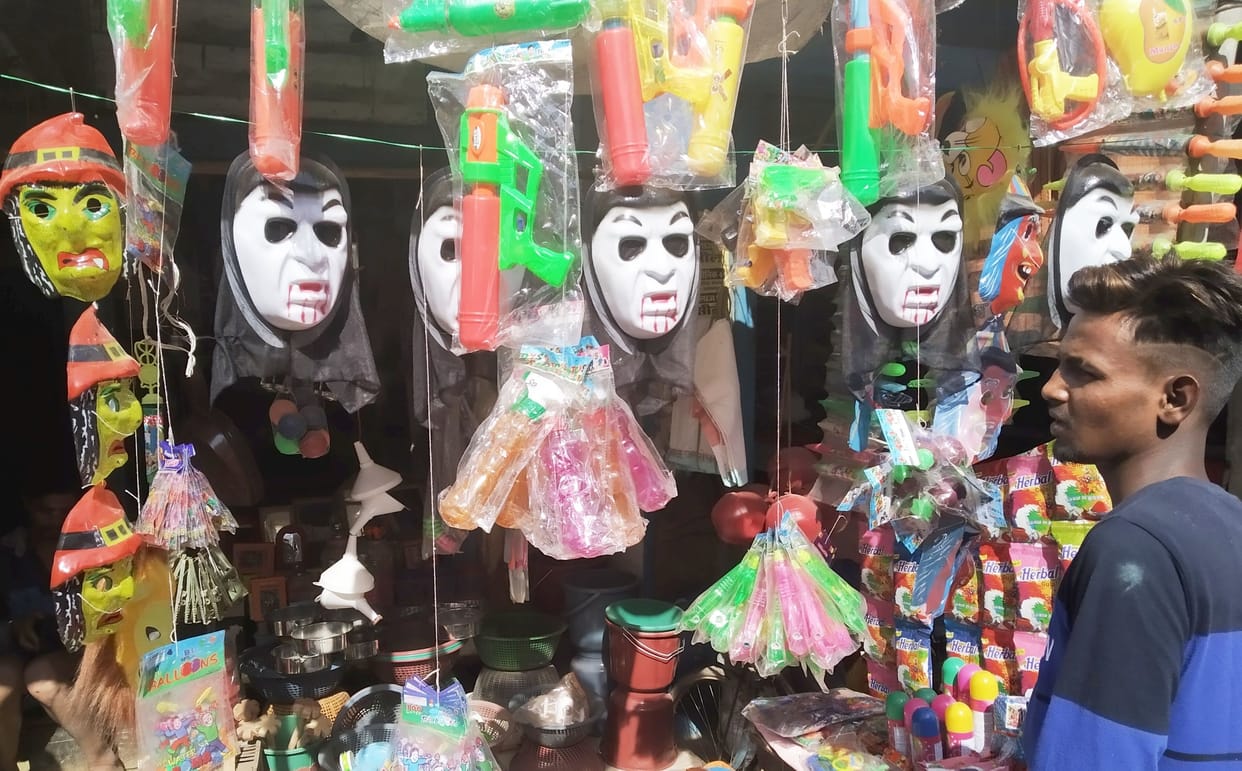 Holi market shines with buyers