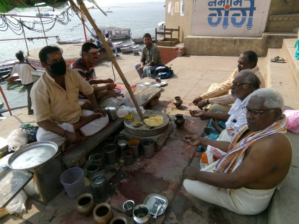 Coronavirus Praying to Baba Vishwanath performing tarpan by applying sanitizer and mask varanasi