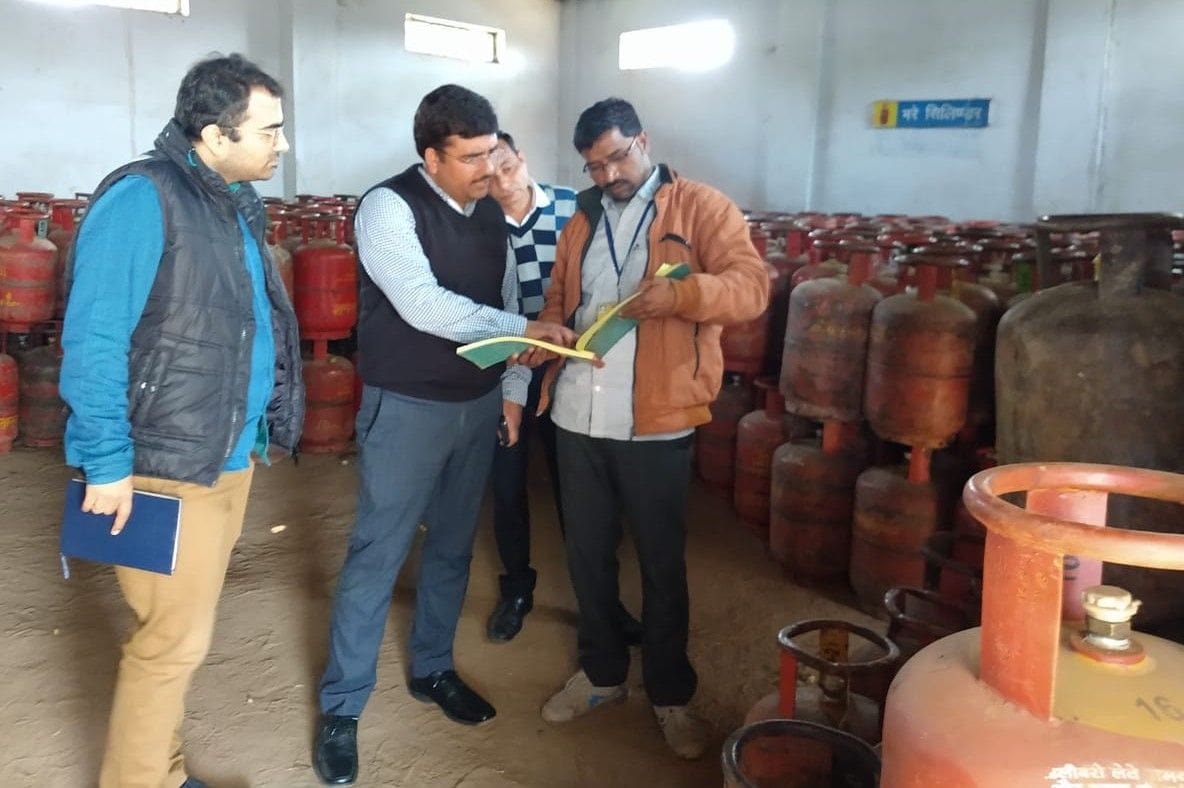 Hathras: Raids on gas warehouses, stock checked