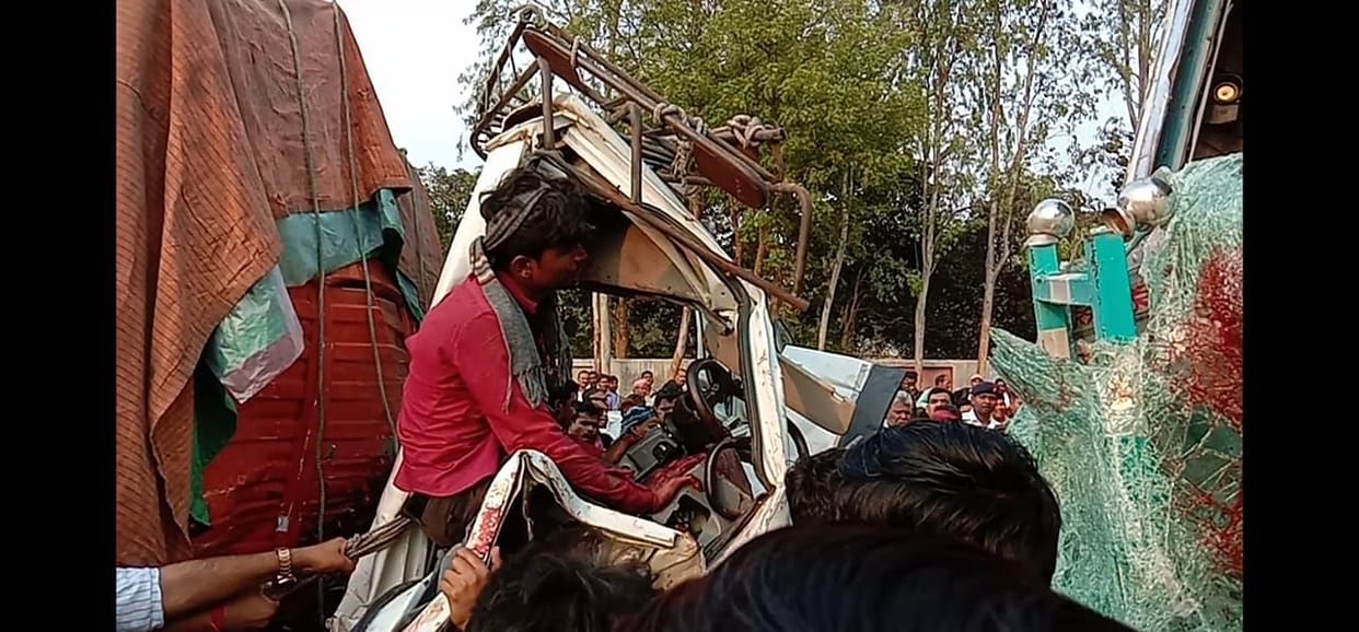Dcm truck crash in auraiya