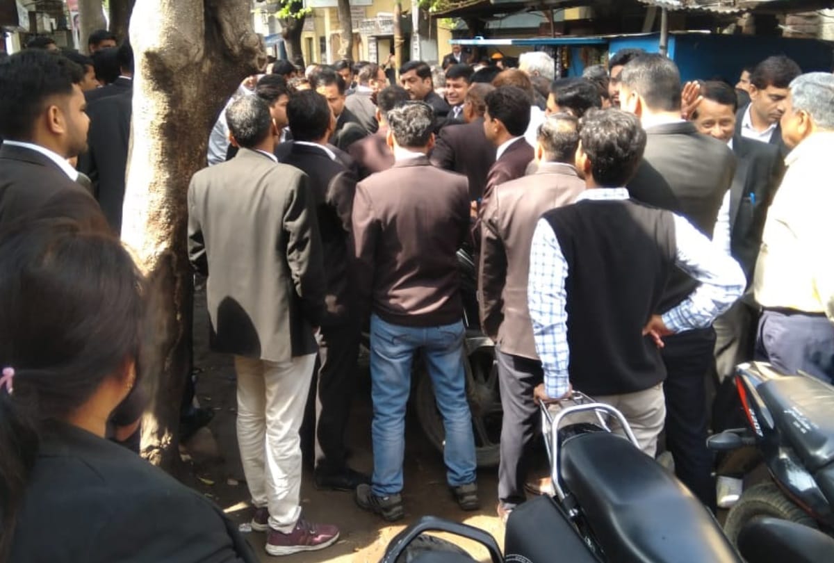 Women advocate and husband fight in court in varanasi