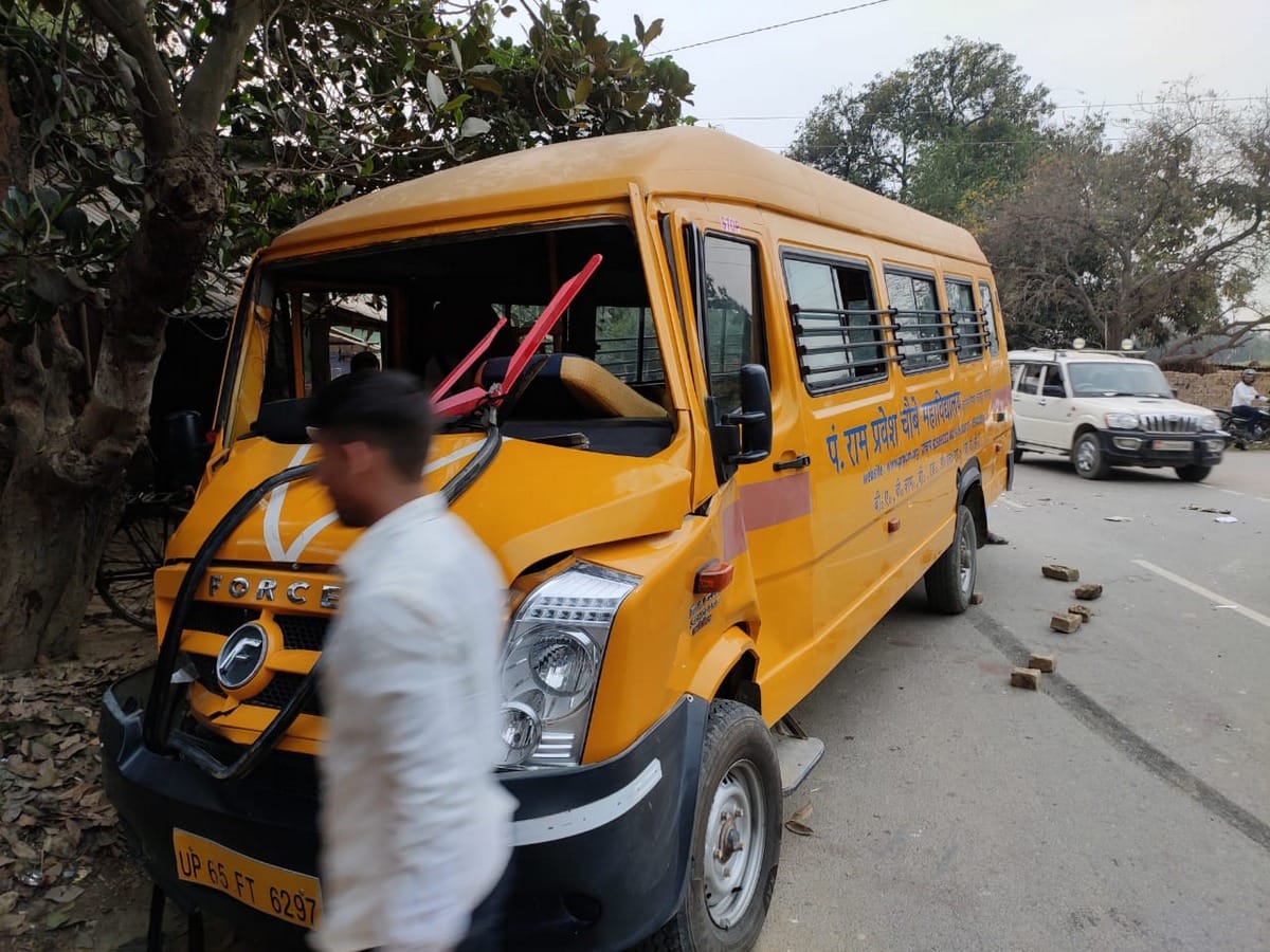 Five injured in collision with bus truck of Pandit Ram Pravesh College in varanasi