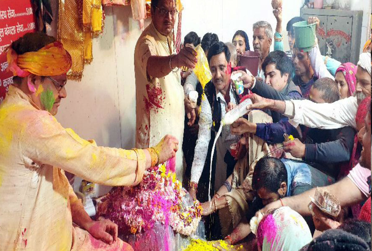 Giriraj Ji Maharaj Holi 2020 Devotees Wear Mask In Govardhan Prikrama
