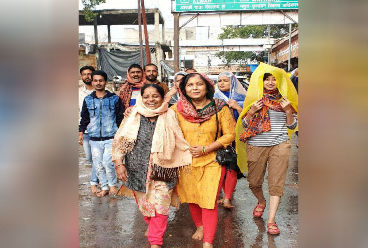 Giriraj Ji Maharaj Holi 2020 Devotees Wear Mask In Govardhan Prikrama