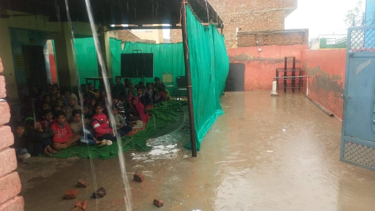 The rain water entered the school, the students sat under the shed for four hours, rain, fatehabad