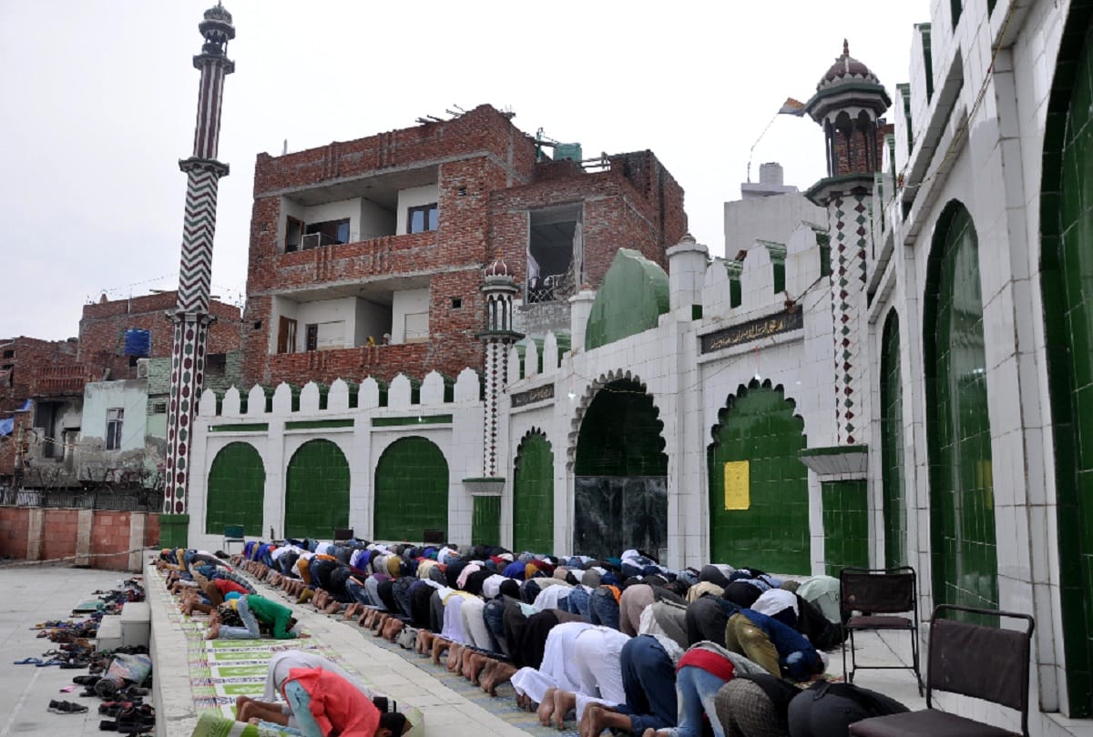 Lockdown: Case against 14 people for taking out procession and report on 28 people offering namaz