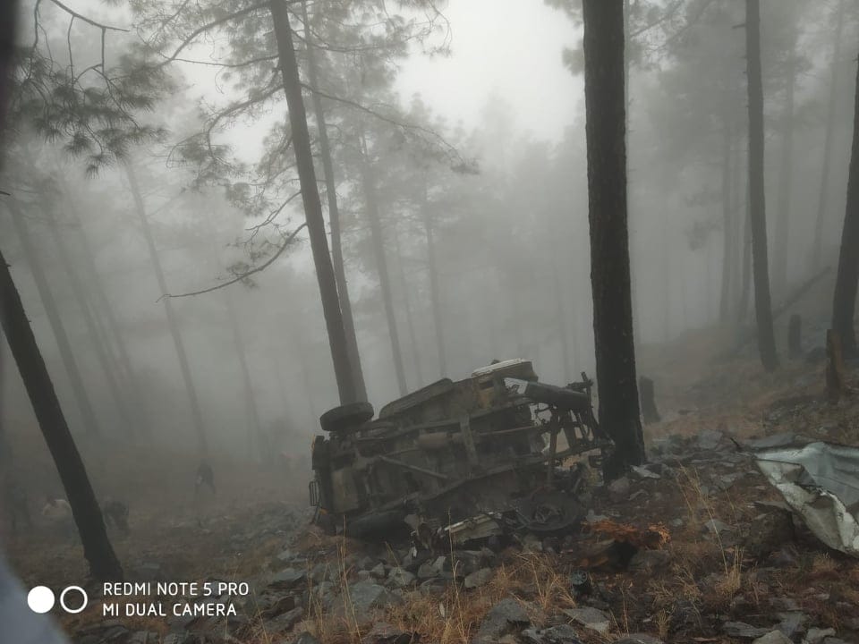 Car fell into ditch In Pauri, Three people Died and one Injured