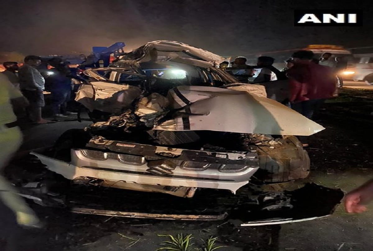 Karnataka At least 12 people lost their lives after two cars collided in Tumkur