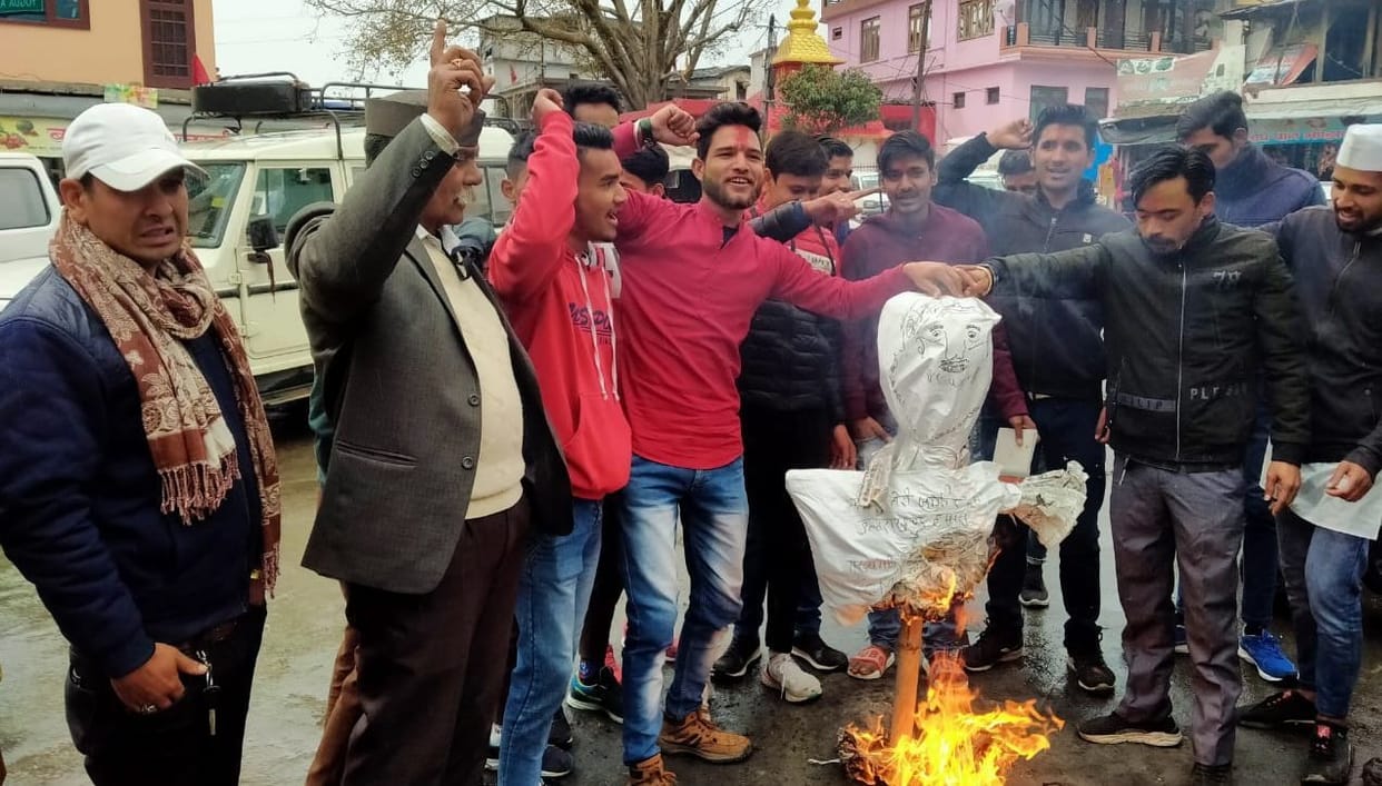 Effigy of chief minister of state government burnt in dwarahat