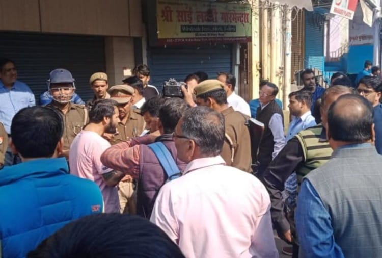 Two arrested for killing and loot in Kamala Pasand Agency on Chauk Lucknow.