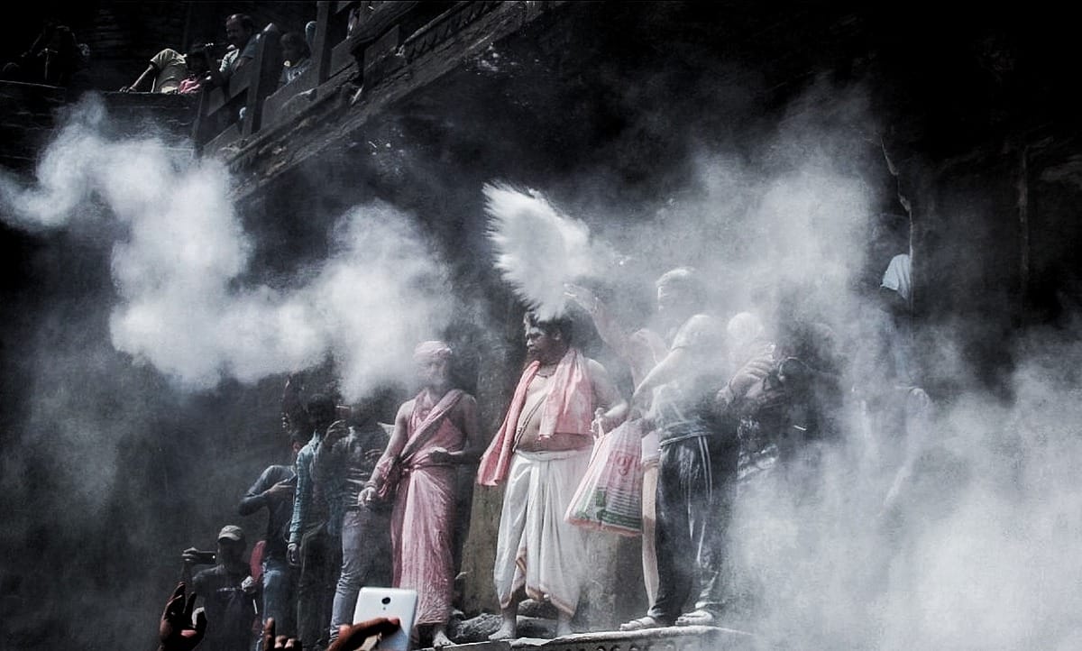 Chita bhasm holi mahashamshan in varanasi manikarnika ghat banaras galiyan