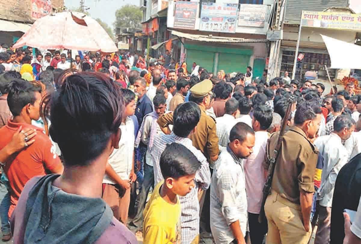 The villagers jammed the village by placing the girl's body on the road