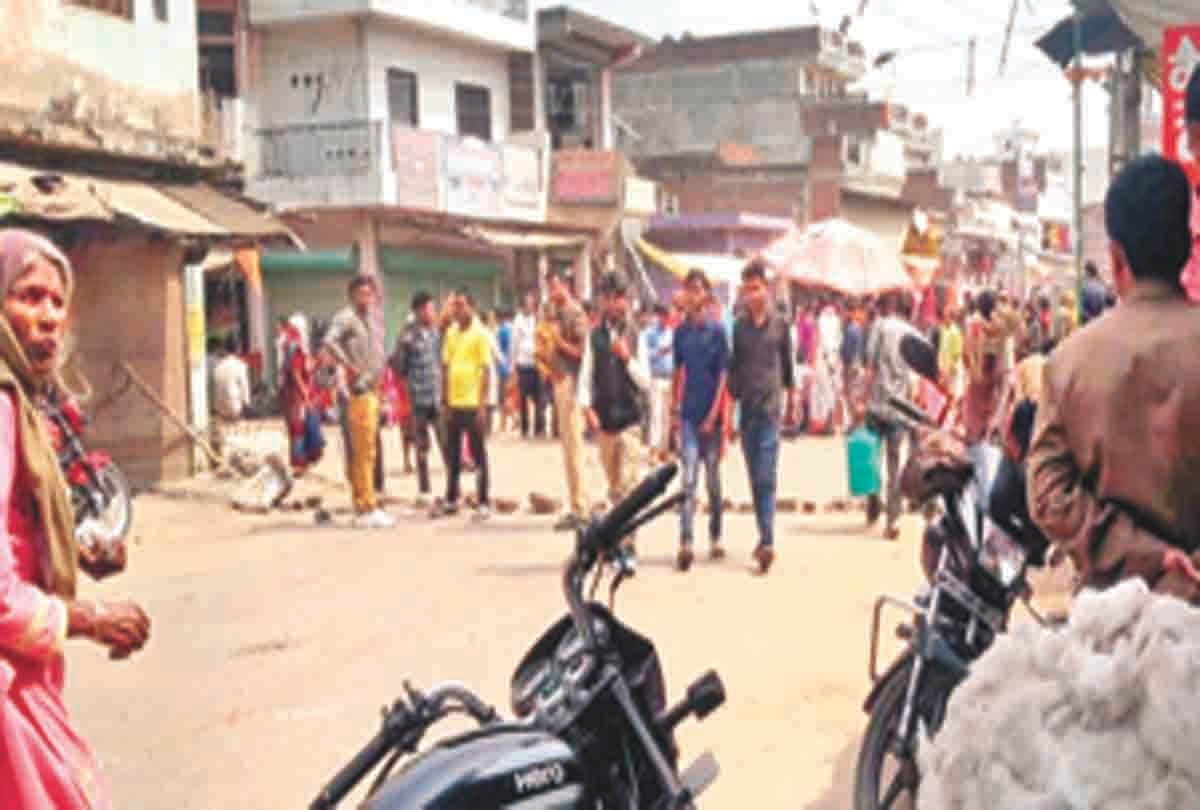 The villagers jammed the village by placing the girl's body on the road