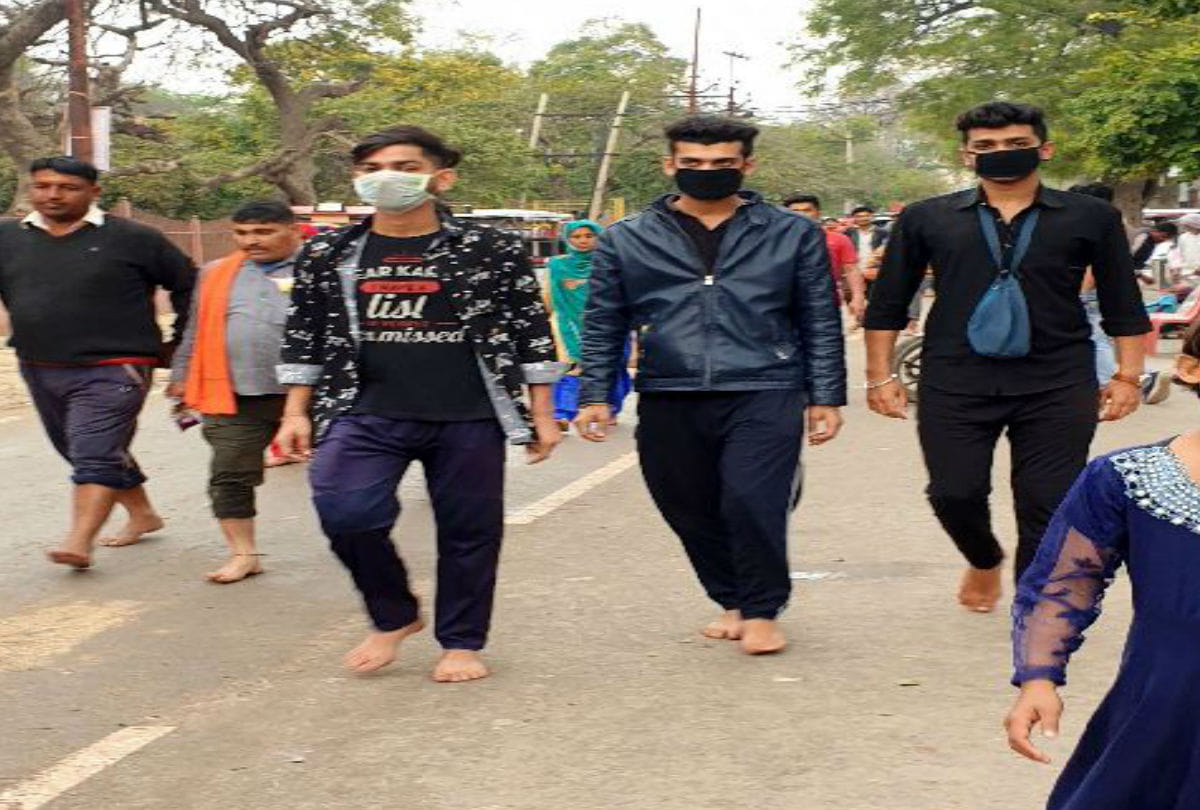 Giriraj Ji Maharaj Holi 2020 Devotees Wear Mask In Govardhan Prikrama