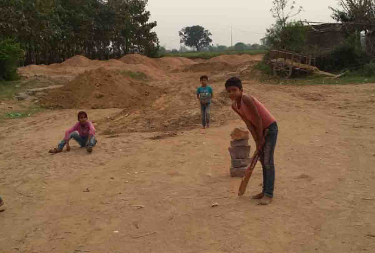 Sand mafia fires on BJP MLA in banda