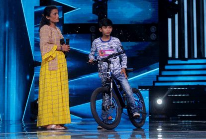 Kumar Sanu give one lakh rupees and cycle a contestant in Sa Re Ga Ma Pa Lil Champs audition