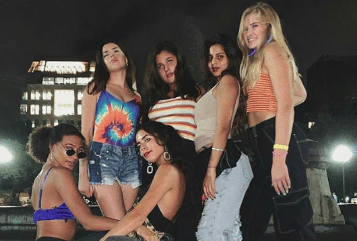 shah rukh khan daughter suhana khan enjoy with her friends picture viral