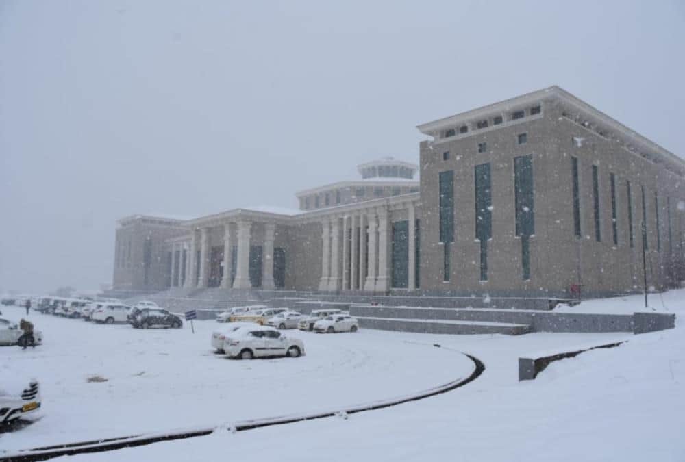 Heavy snowfall in uttarakhand , Ministers and mla and public Stuck in Gairsain