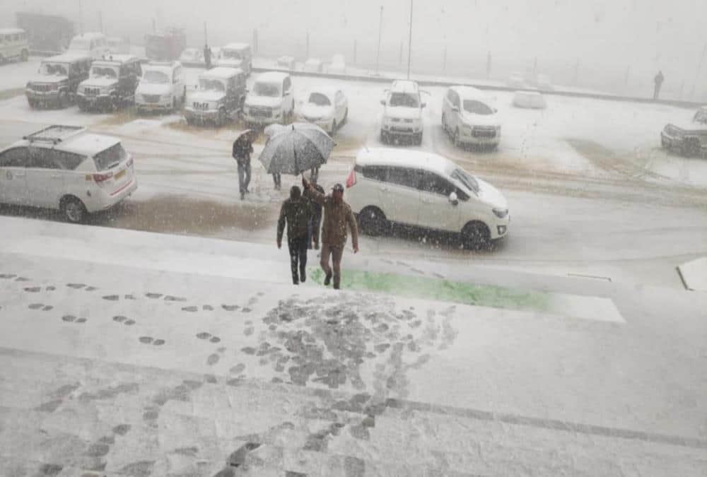 Heavy snowfall in uttarakhand , Ministers and mla and public Stuck in Gairsain