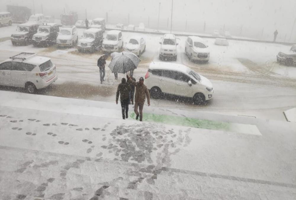 Heavy snowfall in uttarakhand , Ministers and mla and public Stuck in Gairsain