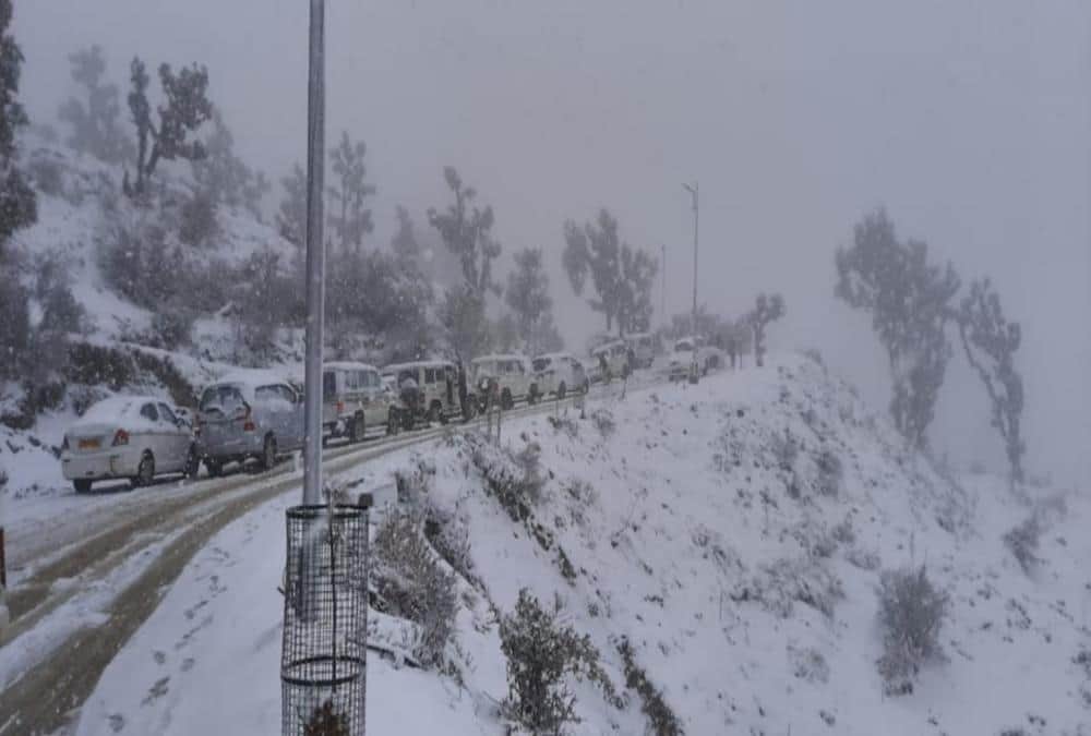 Heavy snowfall in uttarakhand , Ministers and mla and public Stuck in Gairsain