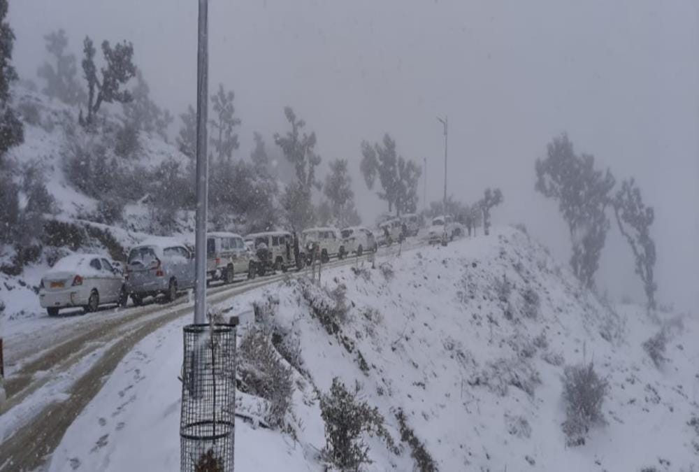 Heavy snowfall in uttarakhand , Ministers and mla and public Stuck in Gairsain