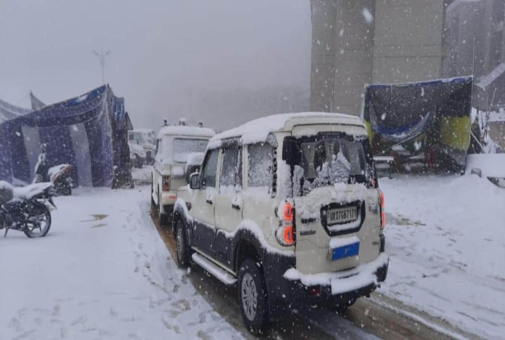 Heavy snowfall in uttarakhand , Ministers and mla and public Stuck in Gairsain