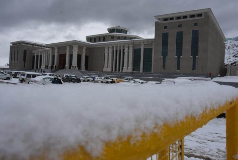 Heavy snowfall in uttarakhand , Ministers and mla and public Stuck in Gairsain