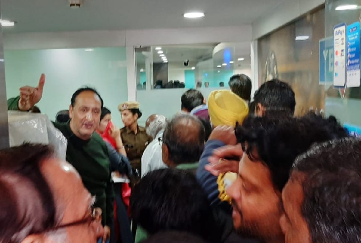 YES Bank News In Hindi: faridabad customer 5 lakh in account unable to withdraw for mother treatment