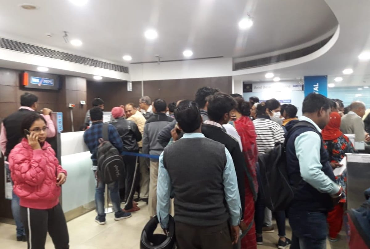 Yes Bank crisis in delhi ncr long queue outside atm and bank branches bad behave by employees
