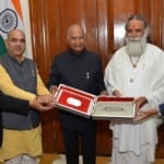 राष्ट्रपति कोविंद गीता भेंट करते हुए