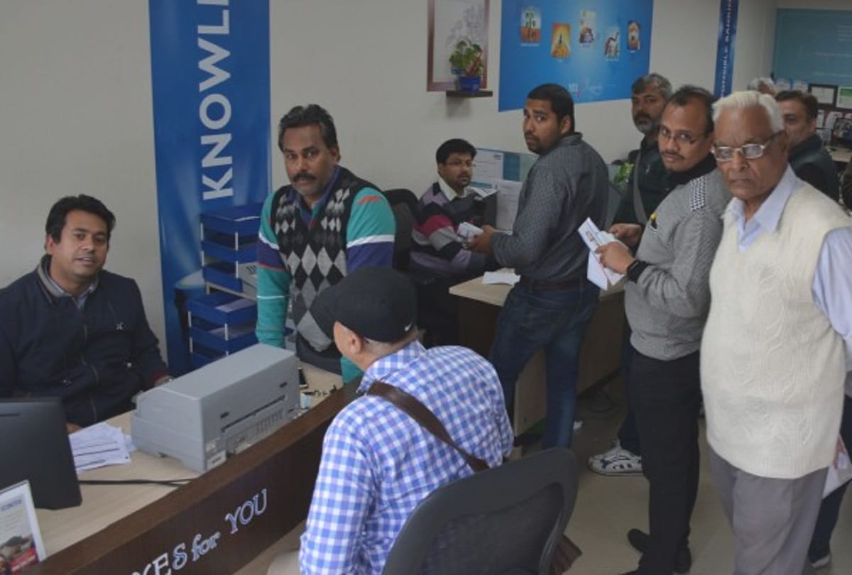 Crowd of customers started to withdraw money from Yes Bank