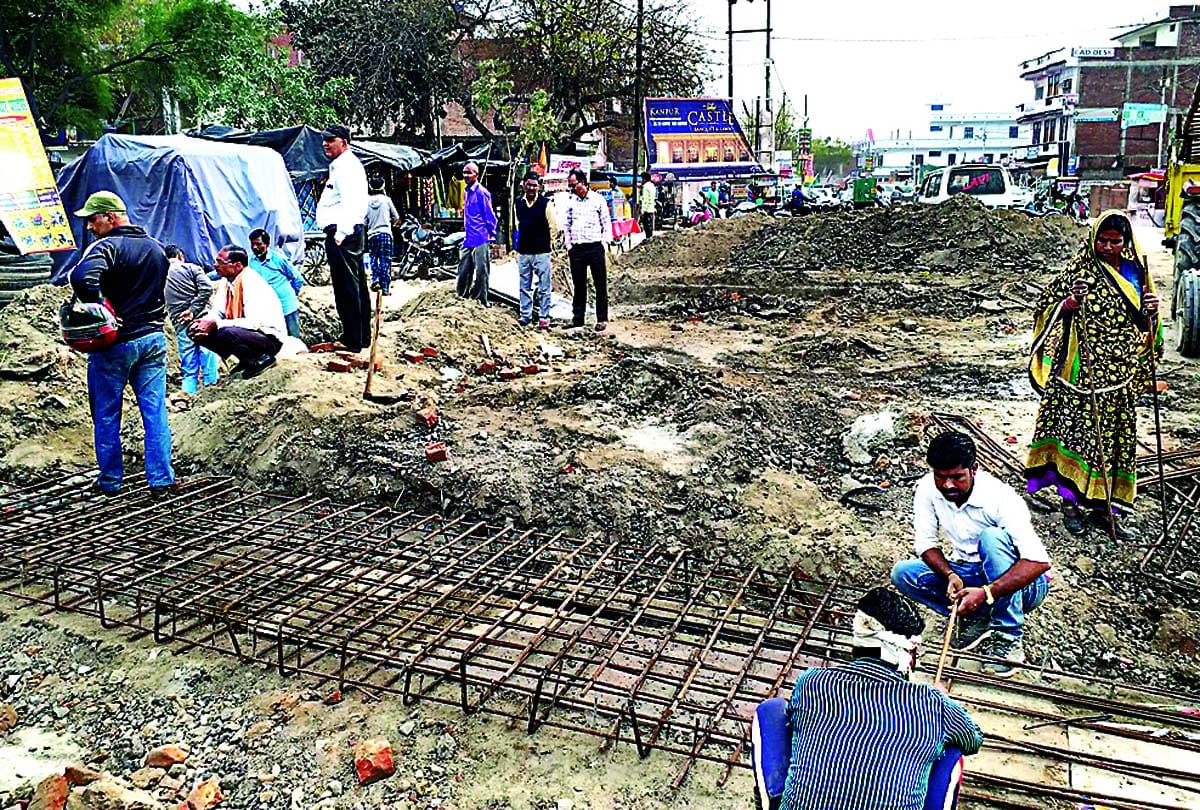Vehicles stop on Kalyanpur-Panki road